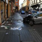 Un coche de policía en el lugar de un atropello múltiple en Módena, Italia