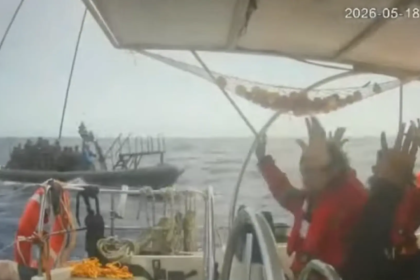 Barcos de la Flotilla Global siendo interceptados por el Ejército israelí en alta mar