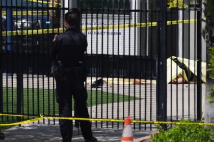 Armas incautadas en viviendas de sospechosos de ataque a mezquita en San Diego