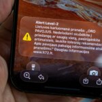 Imagen de alerta aérea en Lituania y Letonia con mensaje de 'Peligro. Busque refugio sin demora'