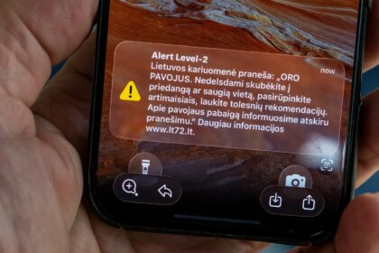 Imagen de alerta aérea en Lituania y Letonia con mensaje de 'Peligro. Busque refugio sin demora'