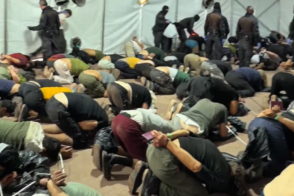 Activistas españoles siendo atendidos por personal médico en Turquía tras su deportación.