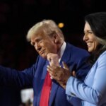 Tulsi Gabbard en una audiencia del Congreso, hablando sobre sus críticas a la guerra contra Irán