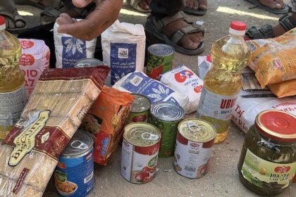 Una imagen de una persona sosteniendo un cartel que dice 'Tengo hambre' en un campamento de refugiados en Gaza