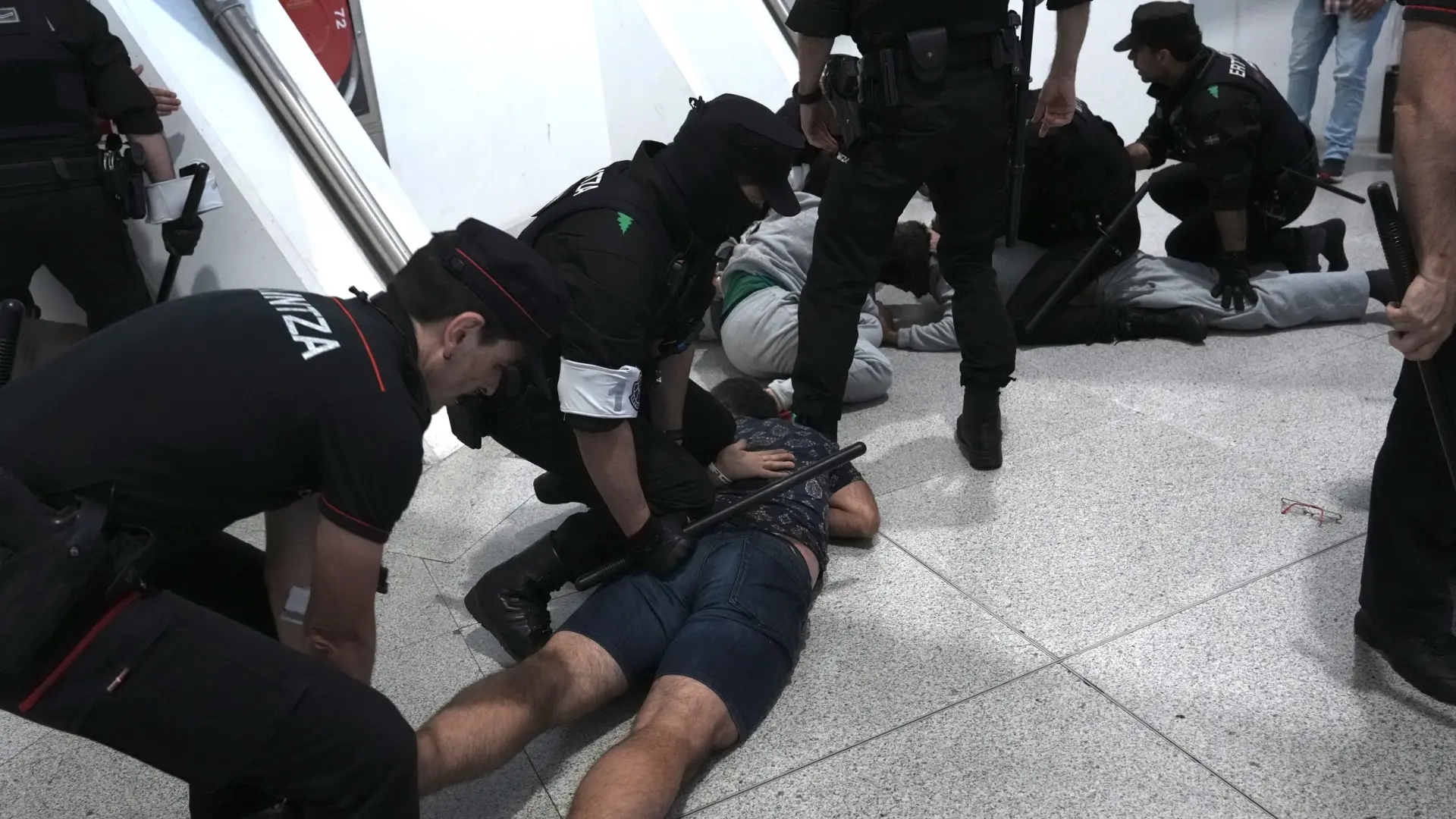 Imagen de activistas de la Global Sumud Flotilla en el aeropuerto de Bilbao
