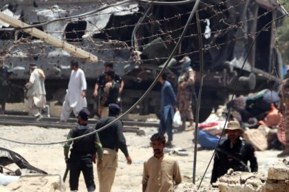 Imagen de un tren dañado tras la explosión en Pakistán