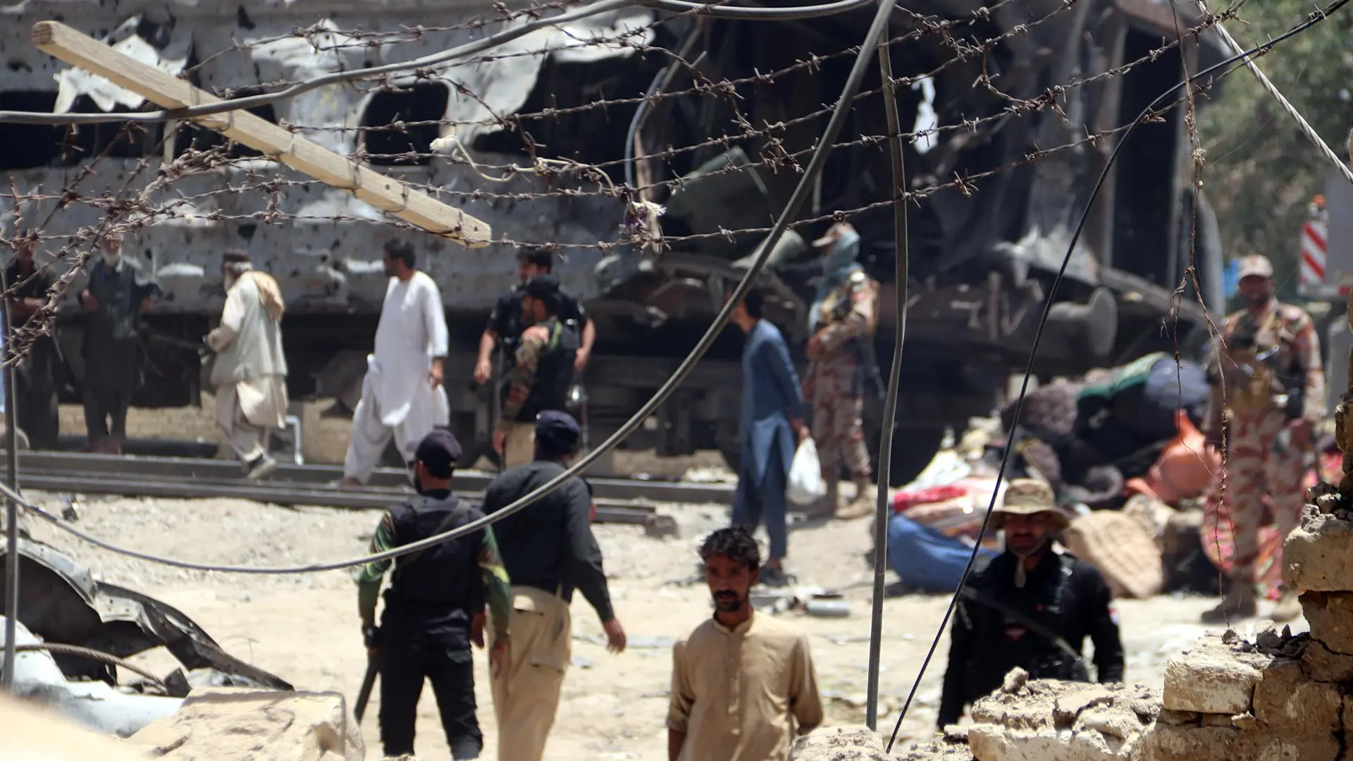 Imagen de un tren dañado tras la explosión en Pakistán