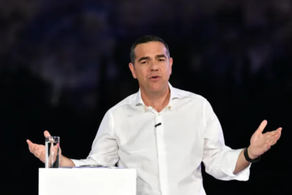 Alexis Tsipras habla ante un público entregado en Atenas
