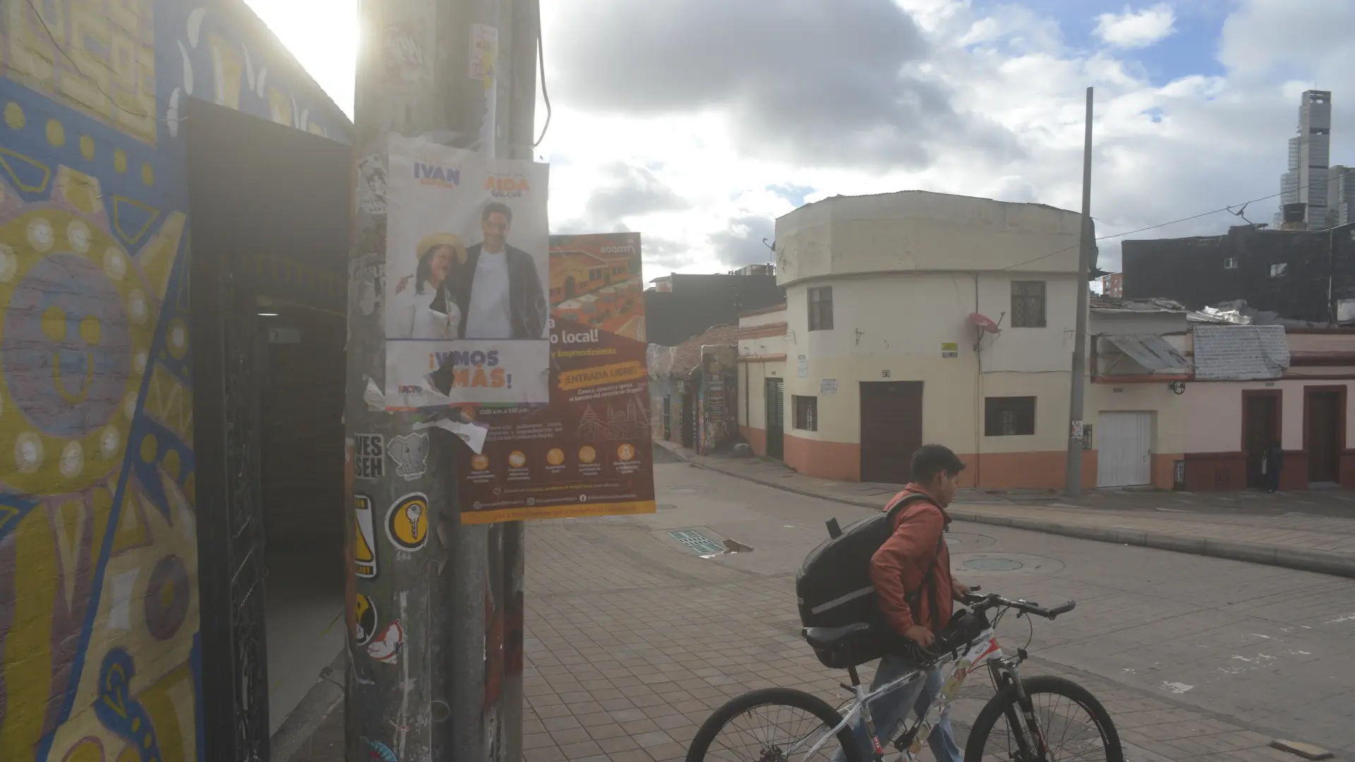 Un colombiano deposita su voto en una urna electoral en Colombia