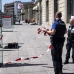 Imagen de una estación de tren en Suiza con policías y ambulancias en el lugar