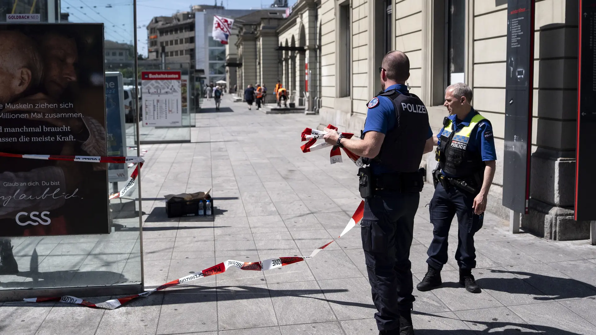 Imagen de una estación de tren en Suiza con policías y ambulancias en el lugar