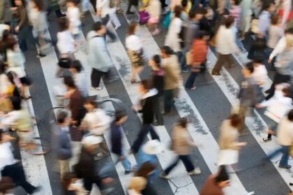 Una imagen de una ciudad desierta con una población reducida, reflejando un posible futuro según el modelo matemático
