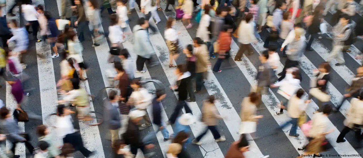 Una imagen de una ciudad desierta con una población reducida, reflejando un posible futuro según el modelo matemático
