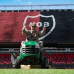 Jugadores de fútbol en un entrenamiento, preparándose para su próximo partido