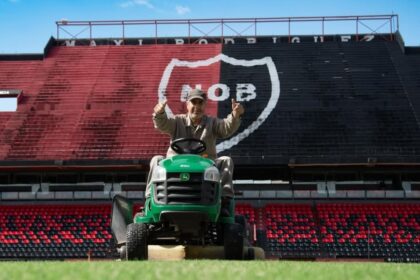 Jugadores de fútbol en un entrenamiento, preparándose para su próximo partido