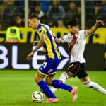 Ángel Di María en acción durante un partido de fútbol, con una expresión intensa y apasionada.