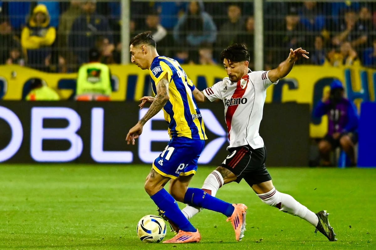 Ángel Di María en acción durante un partido de fútbol, con una expresión intensa y apasionada.