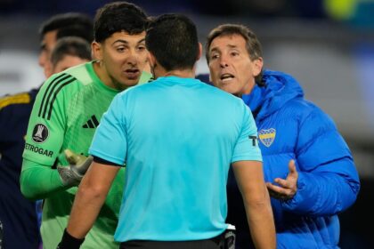 Jugador de fútbol con los brazos abiertos en una posición antinatural