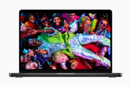 Un MacBook Pro con pantalla tándem OLED de 14 o 16 pulgadas sobre una mesa de trabajo, con una imagen nítida y brillante.
