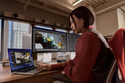 Un experto en ciberseguridad analiza el chip M5 de Apple en un laboratorio de alta tecnología.