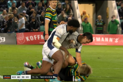 Jugadores argentinos en acción durante un partido de rugby en Europa