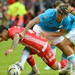 Jugadores de Argentinos y Belgrano en el campo de juego listos para disputar la semifinal del Torneo Apertura