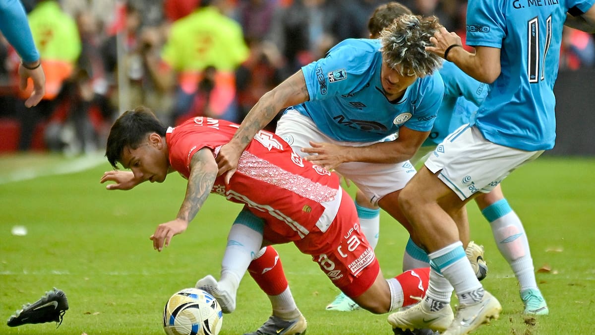 Jugadores de Argentinos y Belgrano en el campo de juego listos para disputar la semifinal del Torneo Apertura