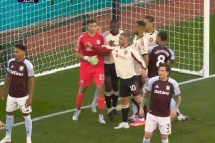 Jugadores de Aston Villa celebrando un gol en un partido de fútbol
