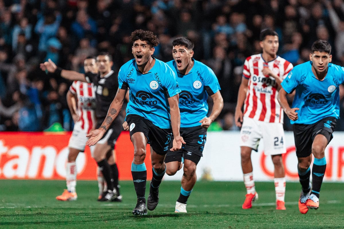 Jugadores de Belgrano celebrando un gol en el estadio Gigante de Alberdi
