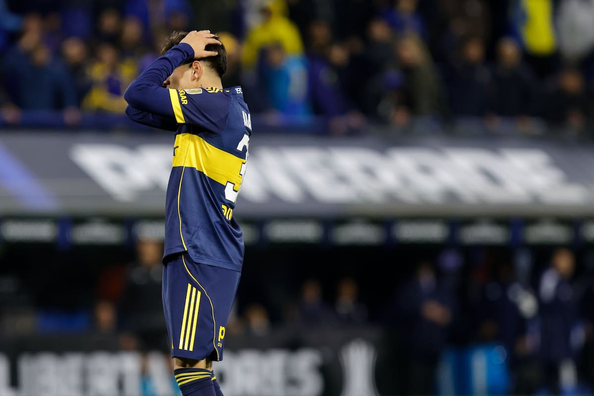 Jugadores de Boca lamentando una oportunidad de gol fallida en la Bombonera