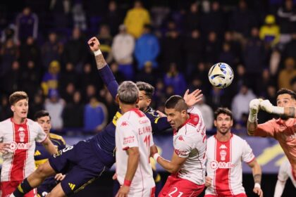 Jugadores de Boca y Huracán enfrentándose en el campo de juego durante partido de Torneo Apertura