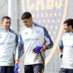 Un arquero de Boca sostiene un balón en sus manos, con una expresión de concentración y esfuerzo.