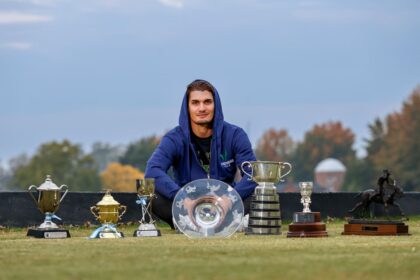 Camilo Castagnola monta un caballo con habilidad y concentración en un campo de polo