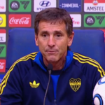 Claudio Ubeda en conferencia de prensa, visiblemente molesto por el arbitraje en el partido Boca-Cruzeiro