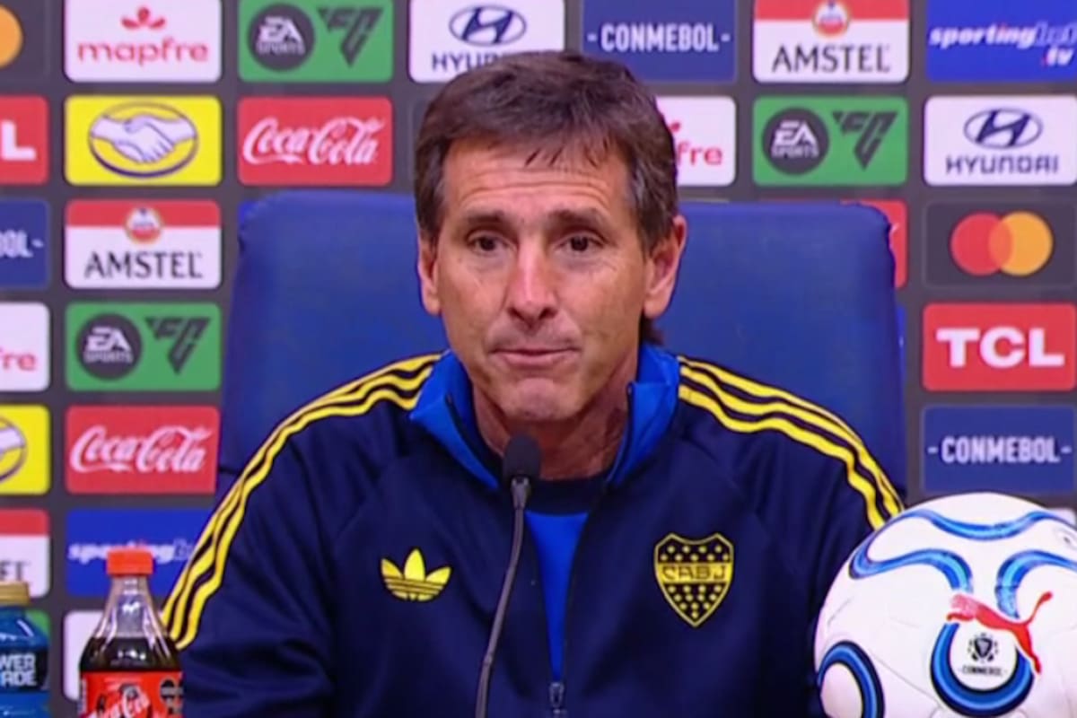 Claudio Ubeda en conferencia de prensa, visiblemente molesto por el arbitraje en el partido Boca-Cruzeiro
