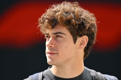 Franco Colapinto sonriendo mientras conduce su Alpine A526 en el circuito Gilles Villeneuve