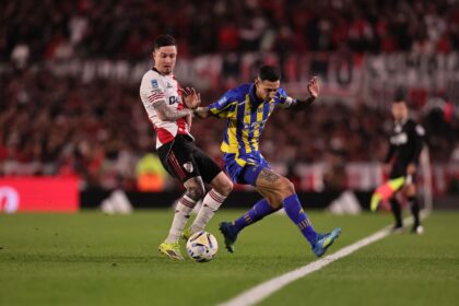 Ángel Di María siendo repudiado por la multitud en el Monumental