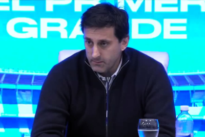 Diego Milito en conferencia de prensa explicando el despido de Gustavo Costas