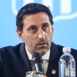 Diego Milito en conferencia de prensa, visiblemente afectado por la eliminación de Racing