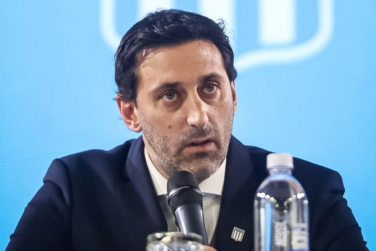 Diego Milito en conferencia de prensa, visiblemente afectado por la eliminación de Racing