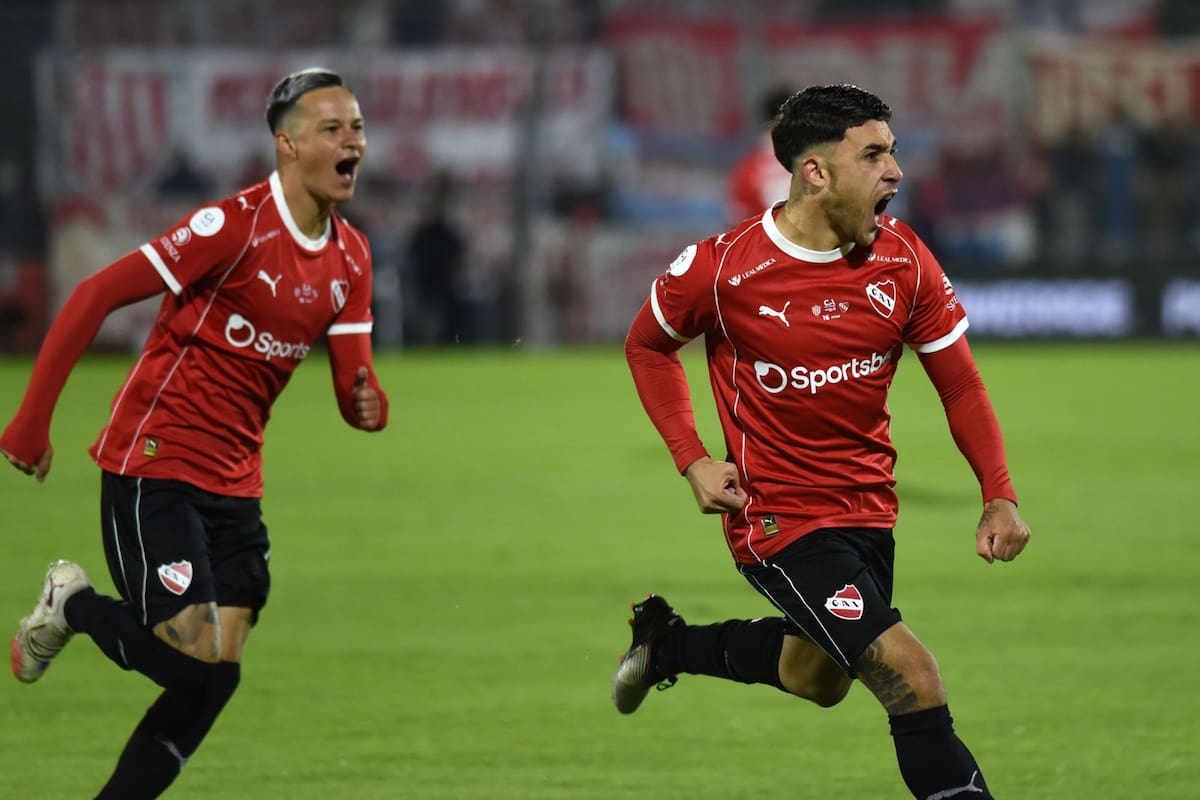 Jugadores de Independiente celebrando un gol en un partido de fútbol