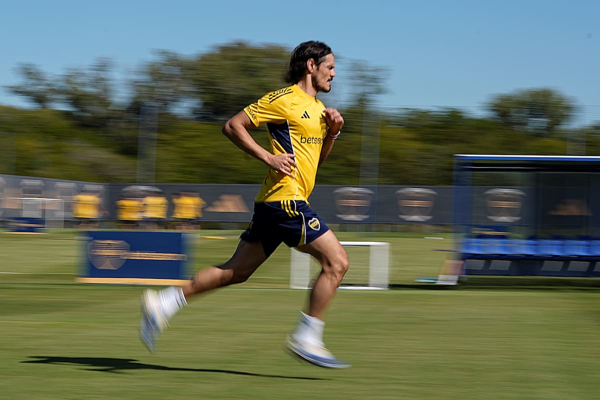 Edinson Cavani en entrenamiento con sus compañeros de Boca