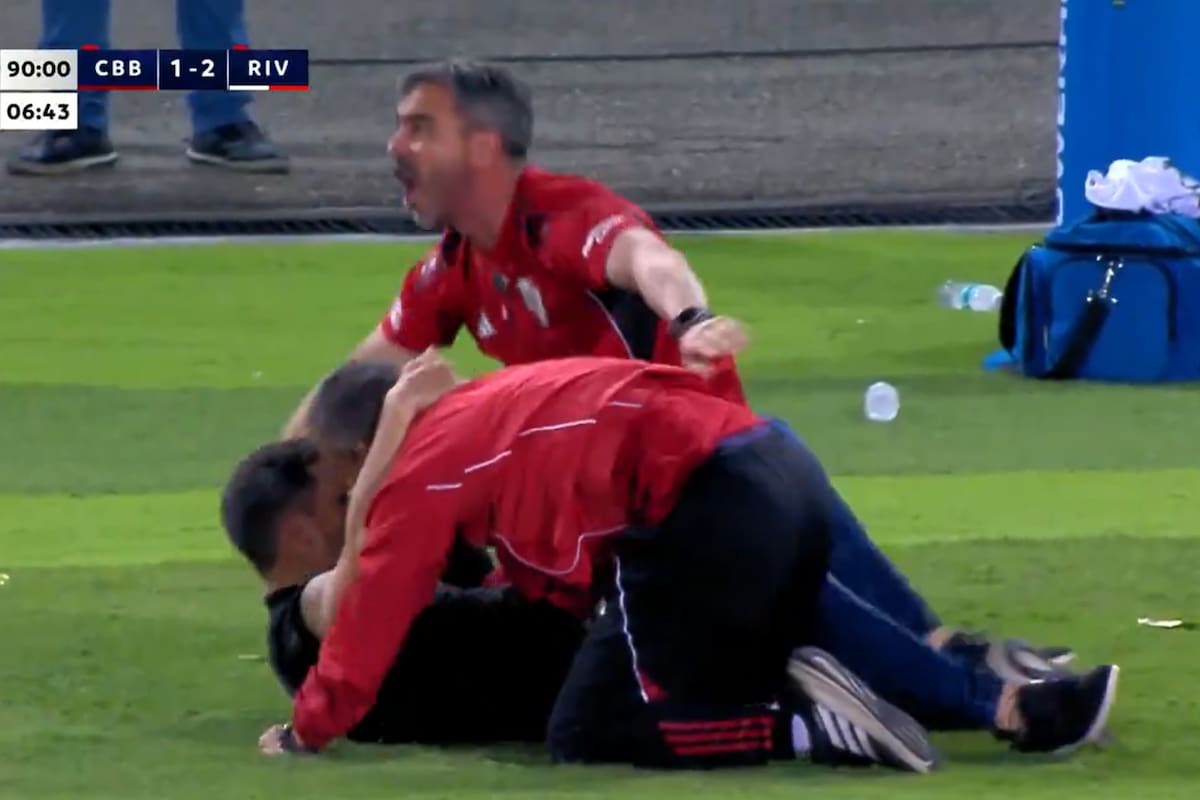 Eduardo Coudet tirado en el césped, abrazado a sus asistentes, tras el gol de Maximiliano Salas que dio el triunfo a River