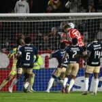 Mikel Amondarain cabeceando el balón hacia la portería de Independiente Medellín