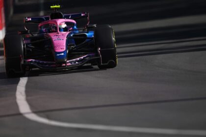 Franco Colapinto sonriendo y haciendo gestos de satisfacción en el circuito Gilles Villeneuve