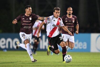 Joaquín Freitas en acción durante un partido con la camiseta de River