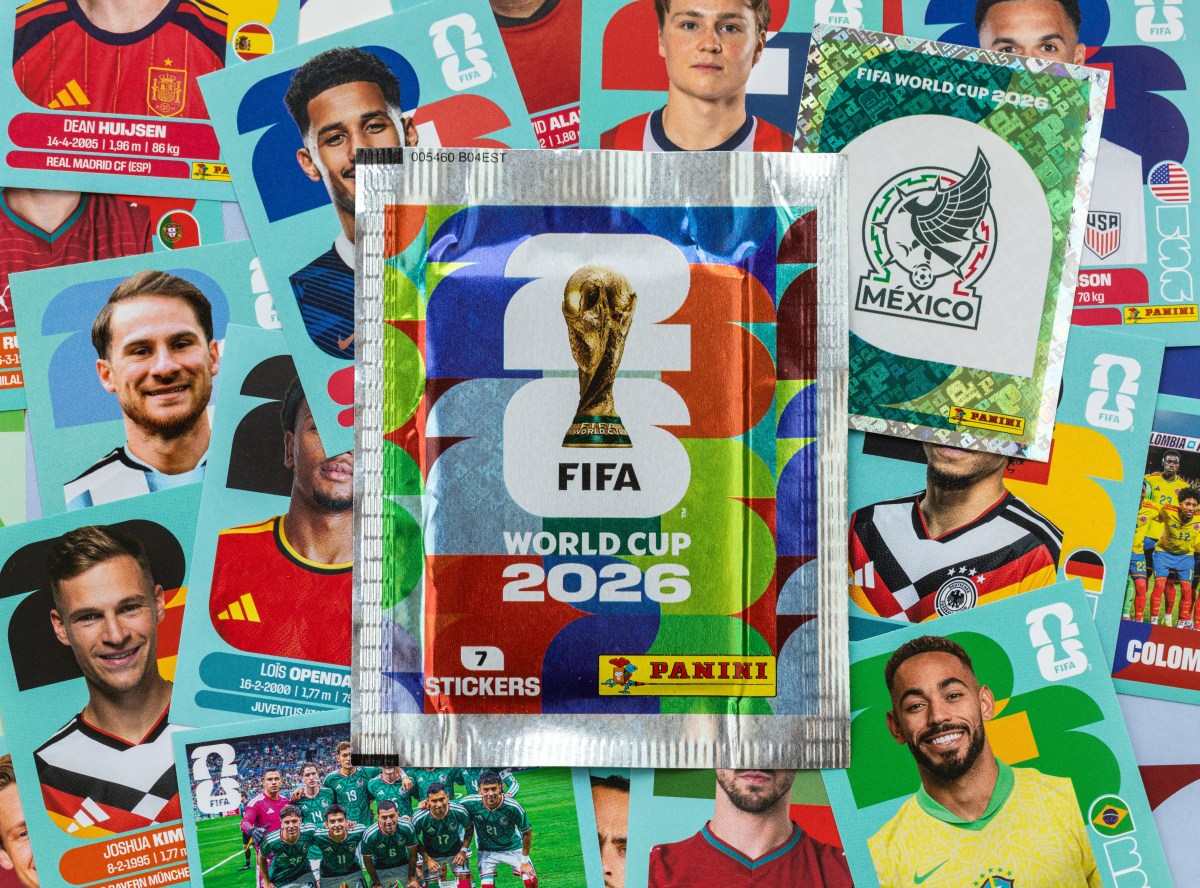Una imagen generada de una figurita de jugador de fútbol con IA estilo álbum Panini