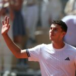 Juan Manuel Cerúndolo en acción durante su partido contra Jannik Sinner en Roland Garros