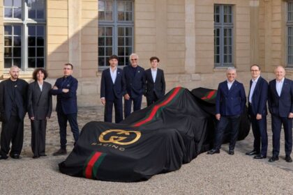 Flavio Briatore, Franco Colapinto y Pierre Gasly con un auto de Alpine cubierto con la marca Gucci