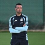 Gonzalo Montiel lesionado durante un partido de fútbol